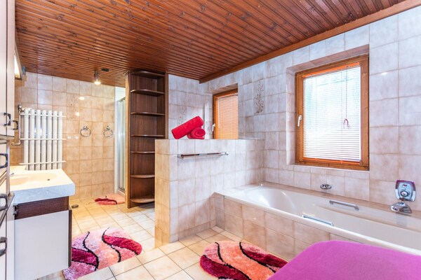 Foto van Chalet in Neukirchen bij Ski Wildkogel - Vakantiehuis in Neukirchen am Großvenediger - BathRoom
