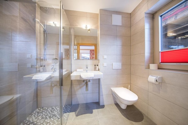 Foto van Chalet met sauna vlakbij de skibus - Vakantiehuis in Neukirchen - BathRoom