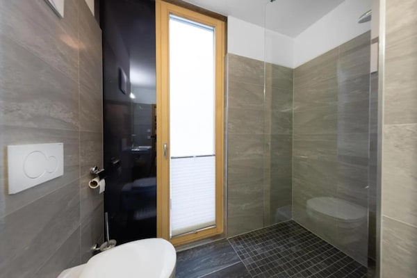 Foto van Modern Neukirchen appartement voor 8 personen - Vakantiehuis in Neukirchen am Großvenediger - BathRoom