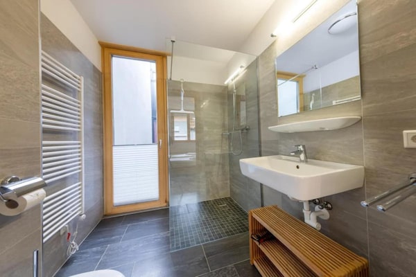 Foto van Modern Neukirchen appartement voor 8 personen - Vakantiehuis in Neukirchen am Großvenediger - BathRoom