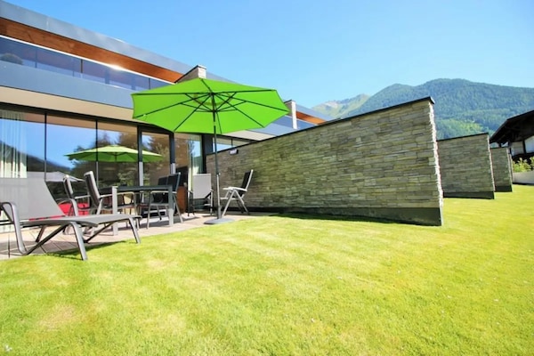 Foto van Modern Neukirchen appartement voor 8 personen - Vakantiehuis in Neukirchen am Großvenediger - TerraceBalcony