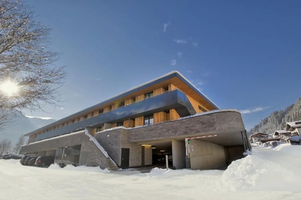 Foto van Modern Neukirchen appartement voor 8 personen - Vakantiehuis in Neukirchen am Großvenediger - ExteriorWinter