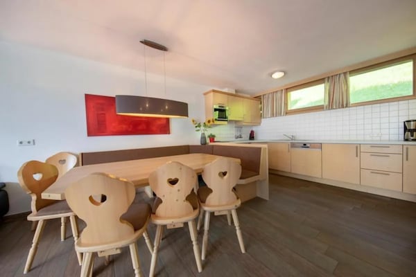 Foto van Schilderachtig Alpenchalet in Wald im Pinzgau - Vakantiehuis in Wald-Königsleiten - DiningRoom