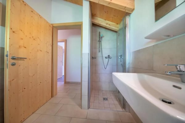 Foto van Schilderachtig Alpenchalet in Wald im Pinzgau - Vakantiehuis in Wald-Königsleiten - BathRoom