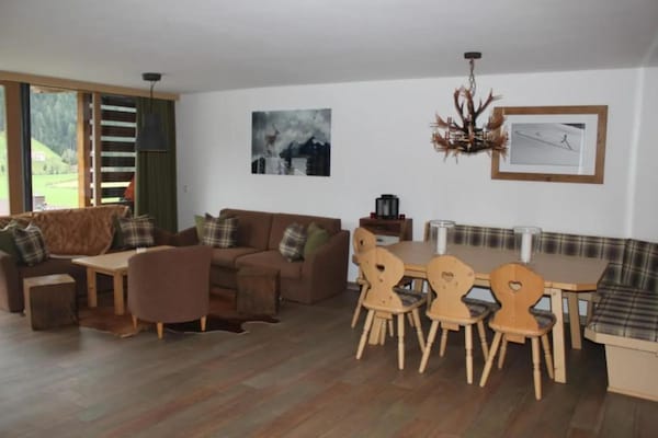 Foto van Alpenchalet met balkon en sauna - Vakantiehuis in Wald-Königsleiten - DiningRoom