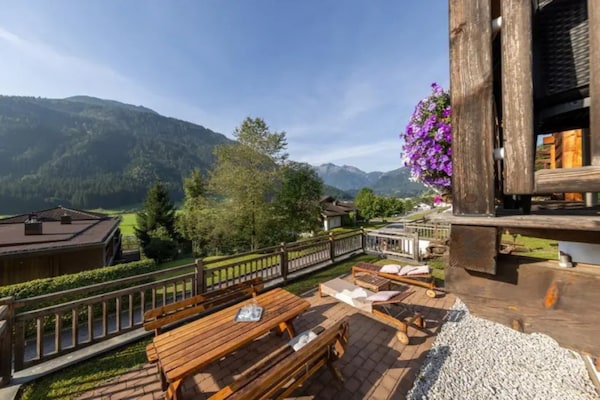 Foto van Vakantiehuis Schoneben in de Alpen - Vakantiehuis in Wald-Königsleiten - TerraceBalcony