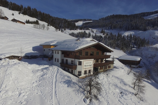 Foto van Comfortabele vakantiewoning in Maria Alm aan de piste - ExteriorWinter