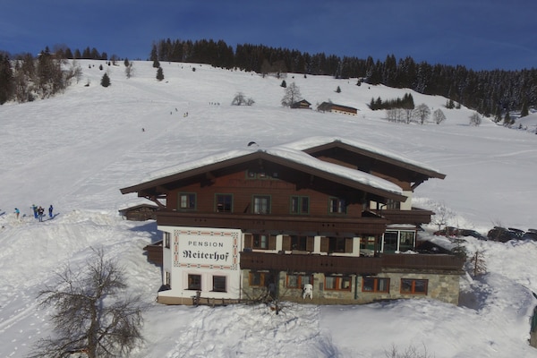 Foto van Comfortabele vakantiewoning in Maria Alm aan de piste - ExteriorWinter