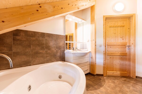 Foto van Luxe chalet in Sankt Georgen met jacuzzi - Vakantiehuis in Sankt Georgen am Kresichberg - BathRoom