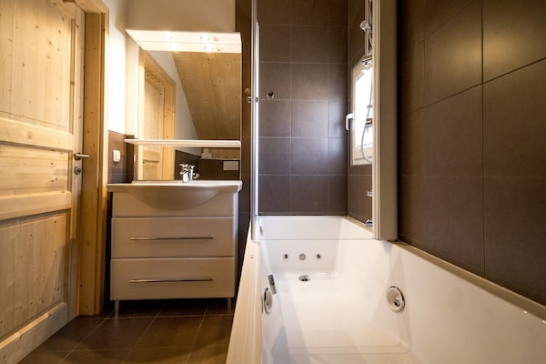 Foto van Luxe chalet met whirlpool - Vakantiehuis in Sankt Georgen am Kresichberg - BathRoom