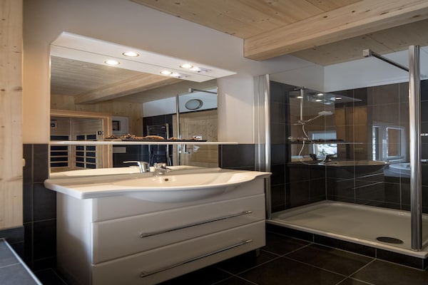 Foto van Luxe chalet met binnenjacuzzi - Vakantiehuis in Turracherhöhe - BathRoom
