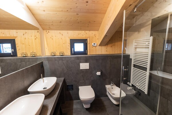 Foto van Luxe chalet met buitenwhirlpool - Vakantiehuis in Turracherhöhe - BathRoom