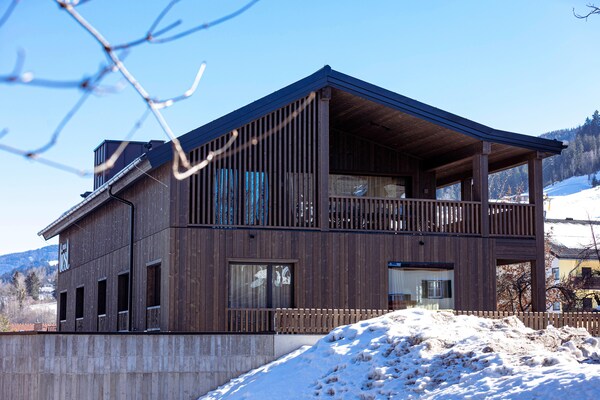 Foto van Eersteklas vakantiewoning met balkon en sauna - Vakantiehuis in Haus im Ennstal - ExteriorWinter