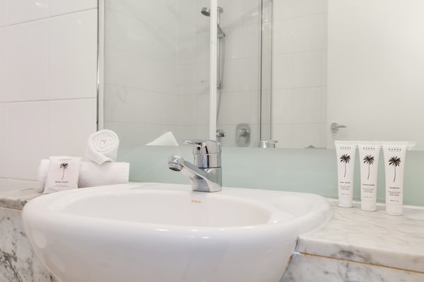 Foto van Luxe 2-slaapkamerapp met rivierzicht, bij casino - Vakantiehuis in Southbank - BathRoom