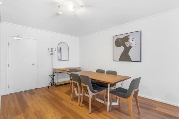 Foto van Luxe 2-slaapkamerapp met rivierzicht, bij casino - Vakantiehuis in Southbank - DiningRoom