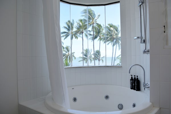 Foto van 3-slaapkamerappartement aan het strand met zwembad en prachtig uitzicht op de oceaan - BathRoom