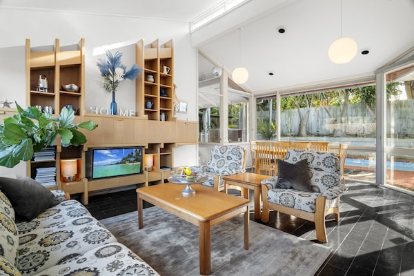 Foto van 5-slaapkamerparadijs met zwembad op enkele minuten van stranden en parken - LivingRoom