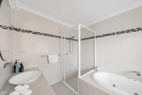 Foto van 3-slaapkamerappartement met strandzicht en entertainmentruimte - BathRoom