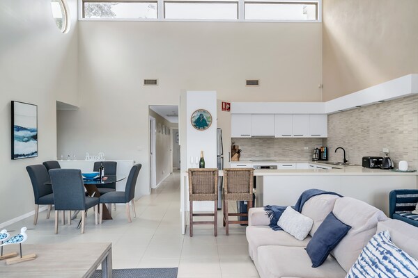 Foto van 3-slaapkamerappartement met strandzicht en entertainmentruimte - LivingRoom