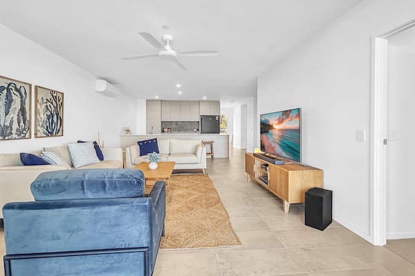 Foto van 3-slaapkamerappartement met rivierzicht, dakterras en zwembad - LivingRoom