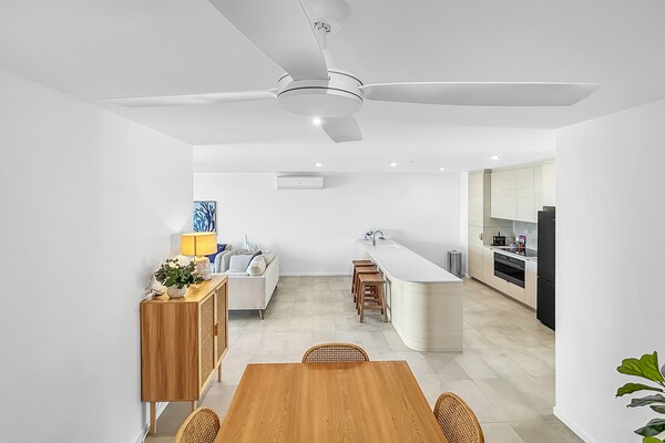 Foto van 3-slaapkamerappartement met rivierzicht, dakterras en zwembad - Kitchen