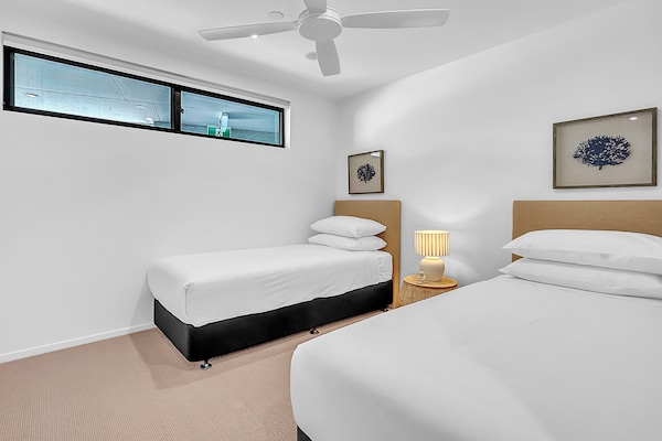 Foto van 3-slaapkamerappartement met rivierzicht, dakterras en zwembad - BedRoom