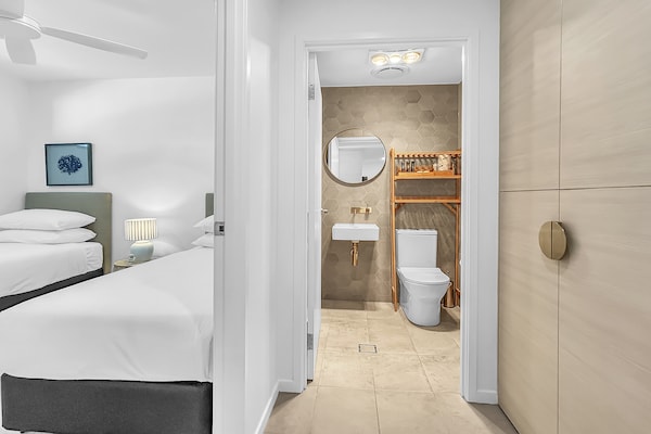 Foto van 3-slaapkamerappartement met rivierzicht, dakterras en zwembad - BathRoom