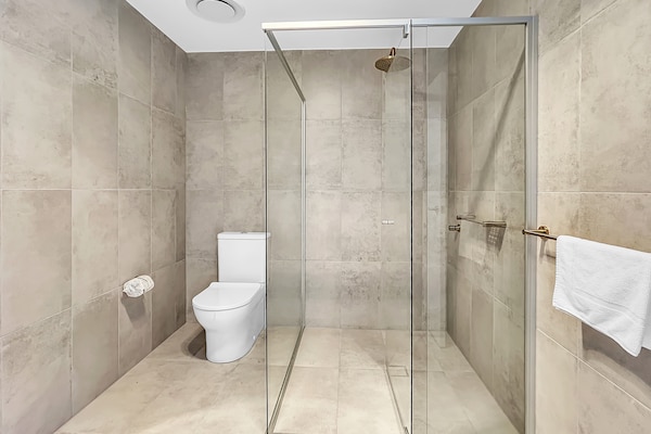 Foto van 3-slaapkamerappartement met rivierzicht, dakterras en zwembad - BathRoom