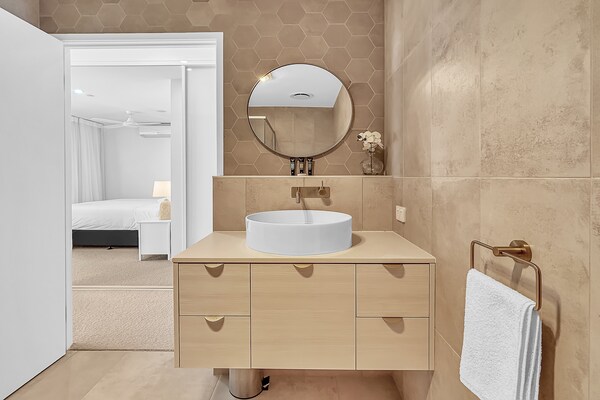 Foto van 3-slaapkamerappartement met rivierzicht, dakterras en zwembad - BathRoom