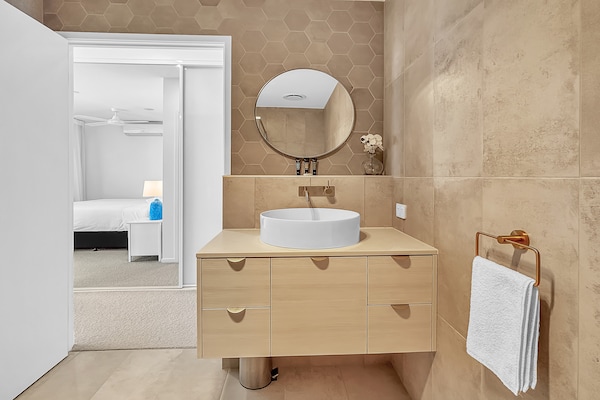Foto van 3-slaapkamerappartement met rivierzicht, dakterras en zwembad - BathRoom