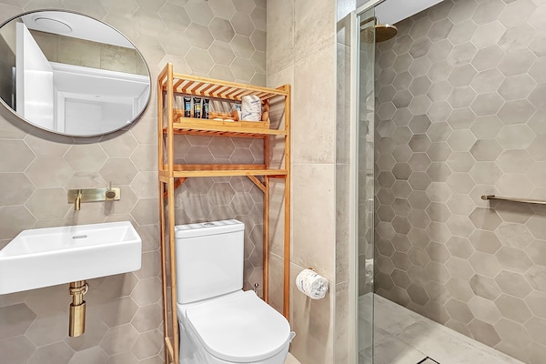 Foto van 3-slaapkamerappartement met rivierzicht, dakterras en zwembad - BathRoom