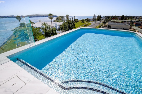 Foto van 3-slaapkamerappartement met rivierzicht, dakterras en zwembad - PoolOfHouse