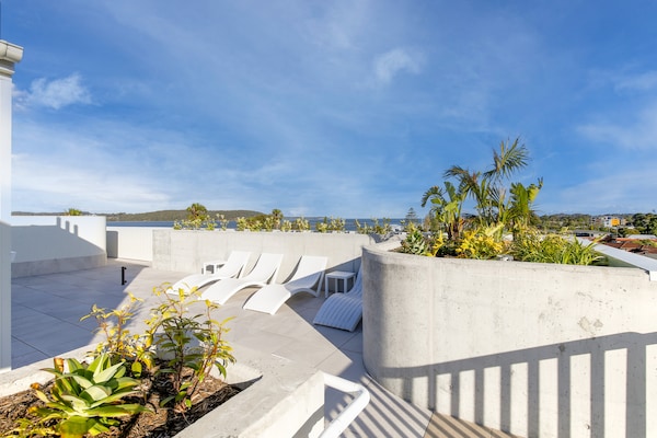 Foto van 3-slaapkamerappartement met rivierzicht, dakterras en zwembad - TerraceBalcony