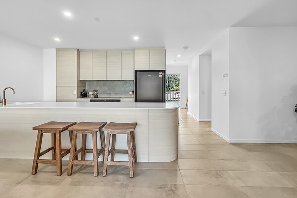 Foto van 3-slaapkamerappartement met rivierzicht, dakterras en zwembad - Kitchen