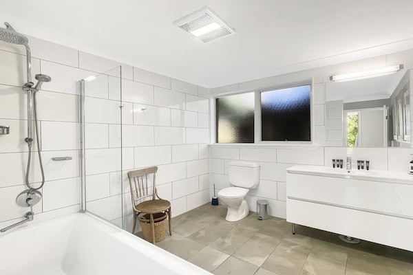 Foto van 3-slaapkamerwoning aan de rivier met ruim terras en barbecue - BathRoom