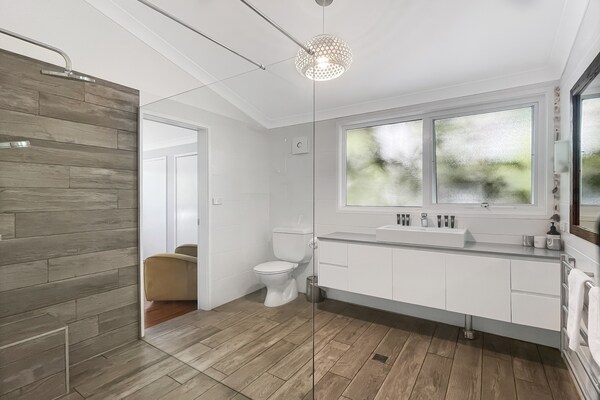 Foto van 3-slaapkamerwoning aan de rivier met ruim terras en barbecue - BathRoom