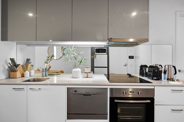 Foto van Appartement met 2 slapkamers in een hogbouwcomplex met zwembad en fitnessruimte. - Kitchen