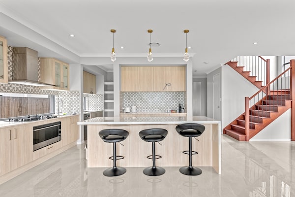 Foto van Gloednieuwe woning aan de rivier met zwembad en uitzicht op de zonsopgang. - Kitchen