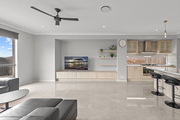 Foto van Gloednieuwe woning aan de rivier met zwembad en uitzicht op de zonsopgang. - LivingRoom