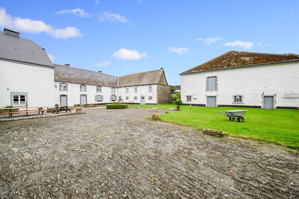 Foto van Authentieke kasteelhoeve in Gouvy met een tuin - Vakantiehuis in Gouvy - ExteriorSummer