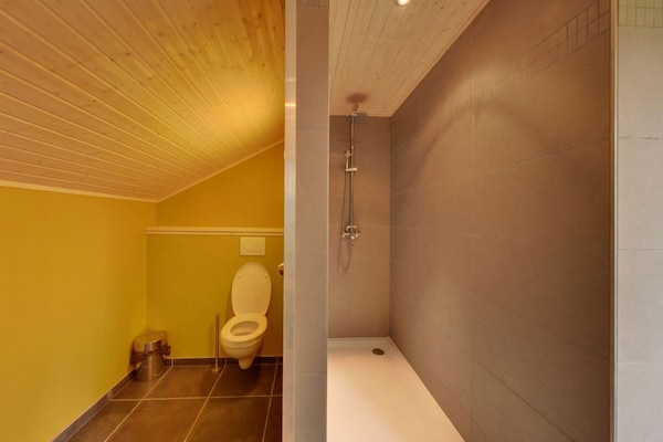 Foto van Luxe chalet met sauna in het bos - Vakantiehuis in Barvaux - BathRoom