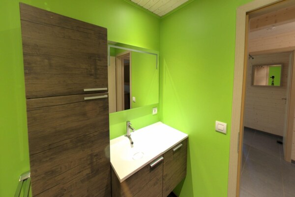 Foto van Luxe chalet met sauna in het bos nabij - Vakantiehuis in Barvaux - BathRoom