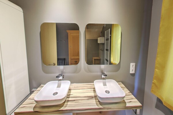 Foto van Luxe chalet met sauna in het bos nabij - Vakantiehuis in Barvaux - BathRoom