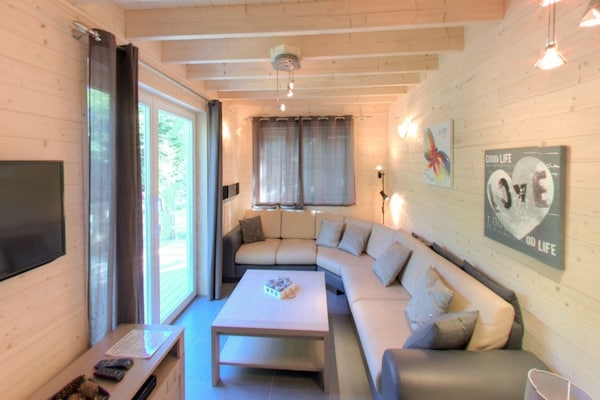 Foto van Luxe chalet met sauna in het bos nabij - Vakantiehuis in Barvaux - LivingRoom