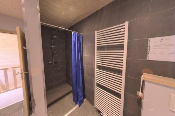 Foto van Luxe chalet met sauna in het bos nabij Durbuy - Vakantiehuis in Barvaux - BathRoom
