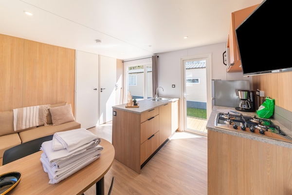 Foto van Luxe caravan in Érezée met terras - Vakantiehuis in Érezée - LivingRoom