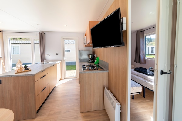 Foto van Luxe caravan in Érezée met terras - Vakantiehuis in Érezée - LivingRoom