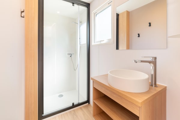 Foto van Luxe caravan in Érezée met terras - Vakantiehuis in Érezée - BathRoom