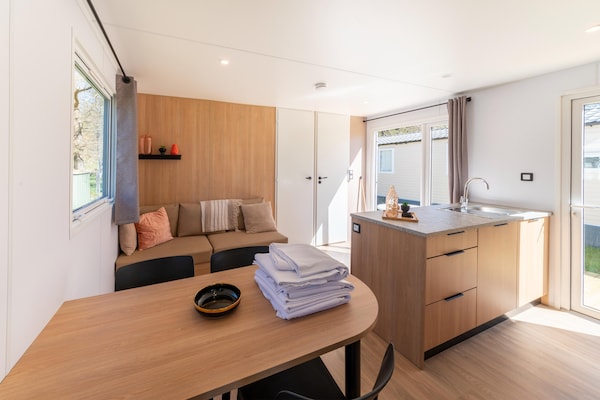 Foto van Luxe caravan in Érezée met terras - Vakantiehuis in Érezée - LivingRoom