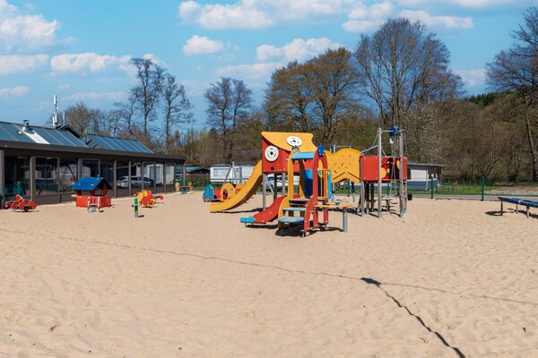 Foto van Luxe caravan in Érezée met terras - Vakantiehuis in Érezée - ParkFacilities